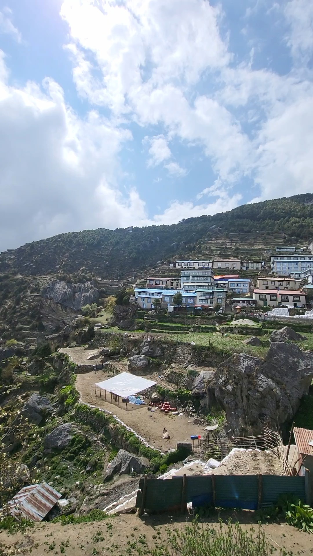 Kijk naar de lucht en zie bergen die ver boven de wolken uittorenen, vink Everest Base Camp van je bucketlist af in begeleiding van een lokale sherpa en eet dal bhat samen met vriendelijke locals. Nepal nodigt je uit om zijn adembenemde landschappen en diverse cultuur te leren kennen, waarin boeddhisme, hindoeïsme en natuurreligies hand in hand gaan. Of je nu het Annapurna Circuit verovert, leert pottenbakken tussen de antieke tempels in Bhaktapur, of op safari gaat in de jungle van Chitwan - Nepal zit vol natuurlijke en culturele rijkdom. Beleef de hoogste bergen ter wereld van heel dichtbij.