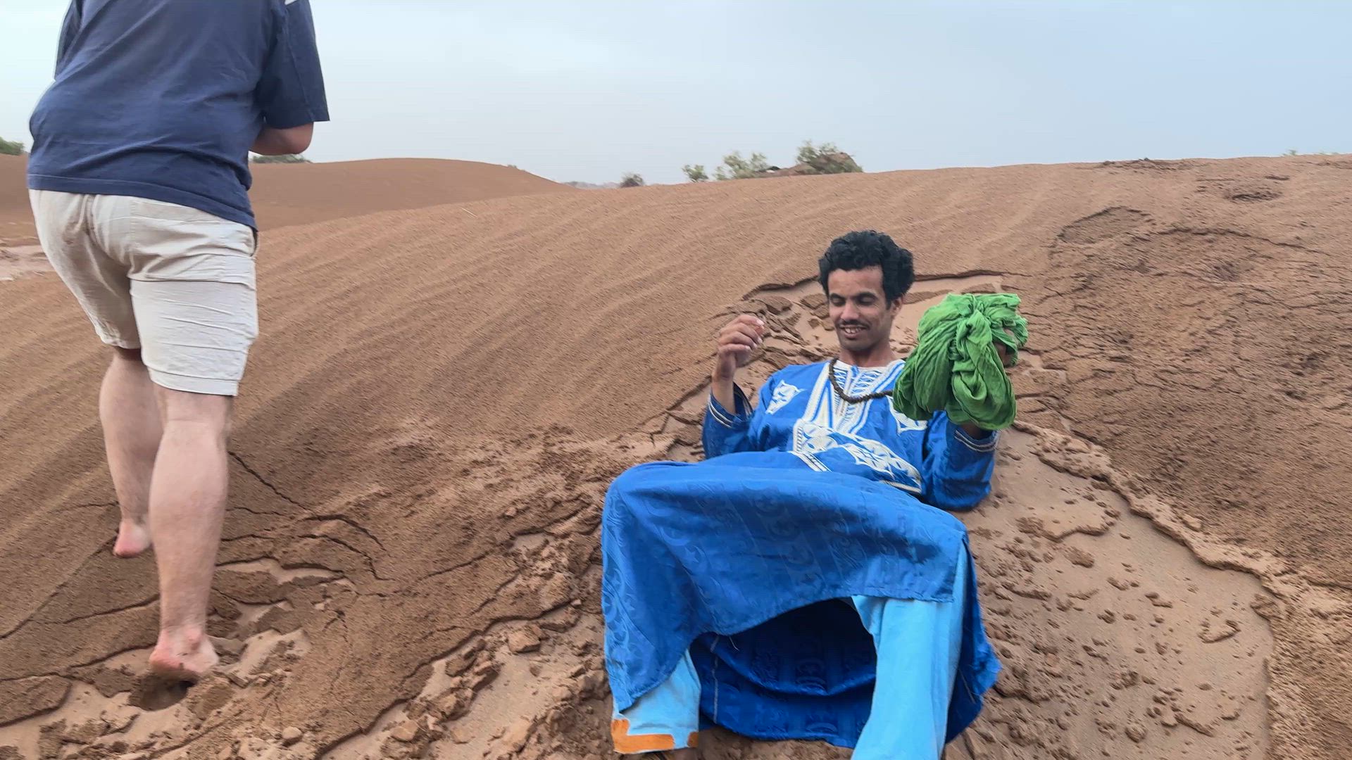 video met klantbeoordeling van 4 dagen woestijntocht en sahara kamperen