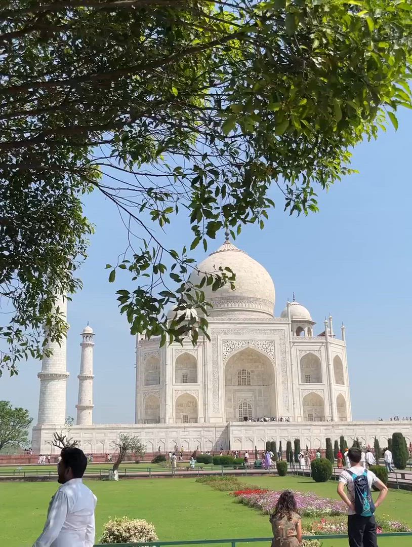 India’s architectural splendor is on full display in Delhi, Agra, and Jaipur, the latter often called the Pink City. Explore the ancient Qutub Minar in Delhi, witness the formidable Agra Fort and the Taj Mahal’s morning metamorphosis in Agra, and see the majestic Amer Fort and City Palace in Jaipur. These palaces and monuments are the storytellers of India’s rich history.