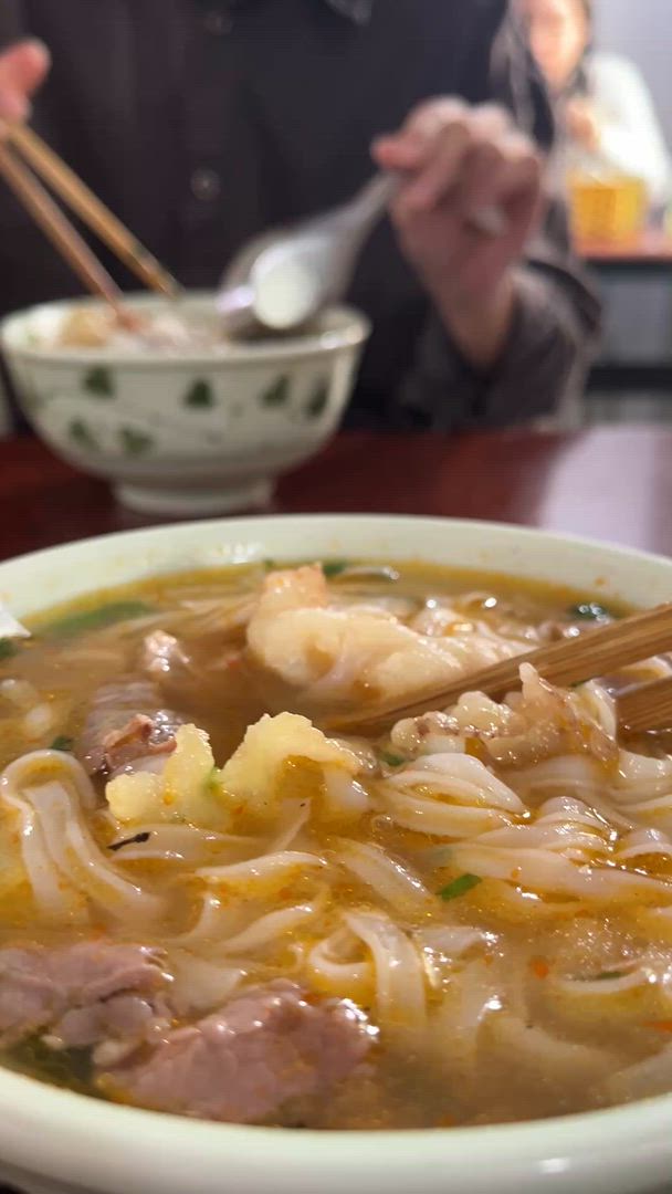 Vídeo de reseña del cliente sobre Búsqueda del Sabor Hanoi: Ruta gastronómica a pie por el casco antiguo - Visita en grupo