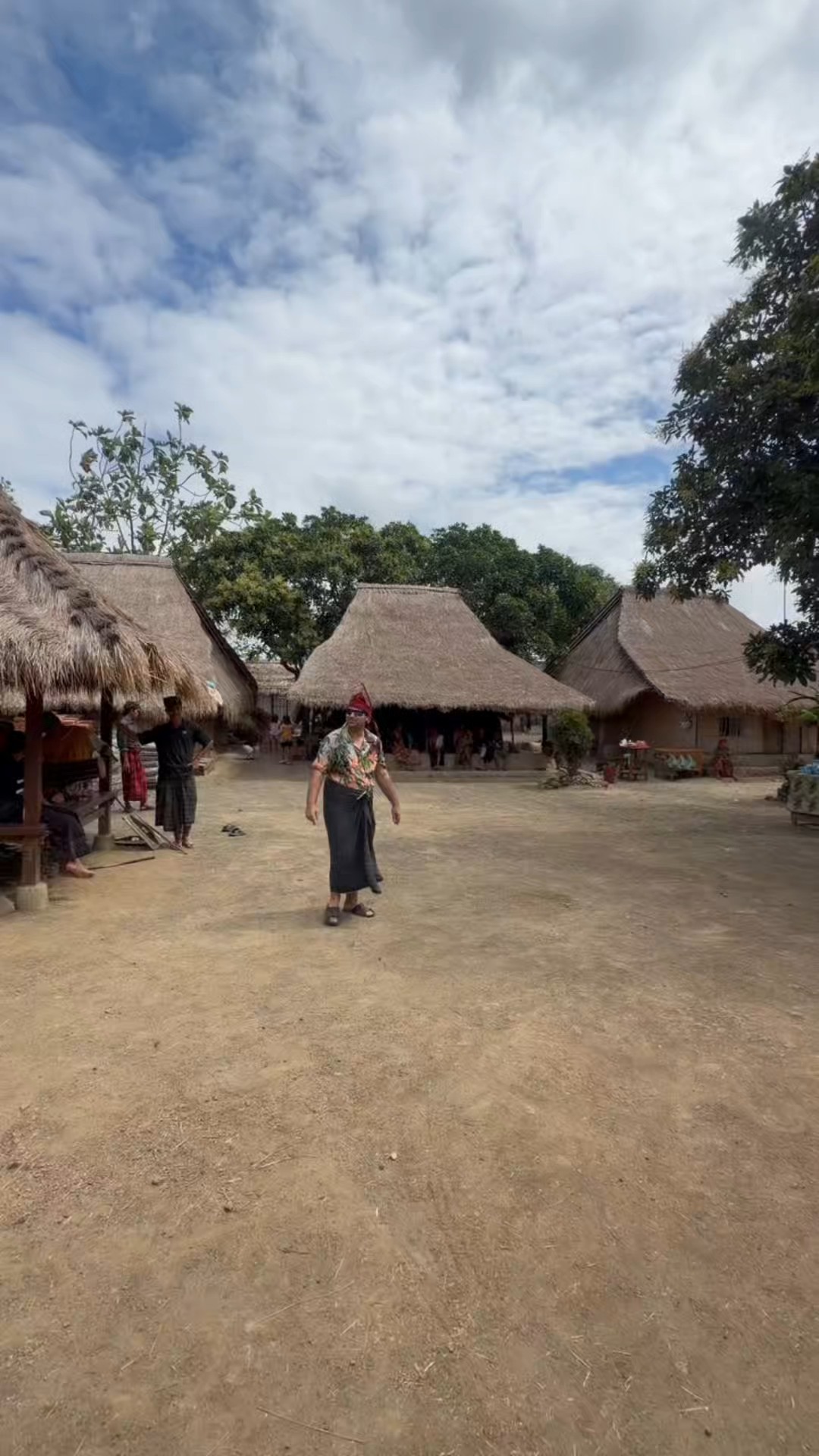 Indonesien bietet tropische Regenwälder, wunderschöne Strände und jede Menge Kultur. Entdecken Sie die Inselgruppe beim Kajakfahren, beim Trekking auf dem Rinjani Berg oder beim Yoga im malerischen Ubud. Beobachten Sie Komodowarane, statten <a href="/de/v/inseln-borneo">Borneo</a> einen Besuch ab oder entspannen an einem der wunderschönen Strände von <a href="/de/v/inseln-bali">Bali</a>. Fahren Sie unbedingt auch auf Nusa Pendia, schnorcheln auf Nusa Lembongan mit Mantarochen oder schwimmen auf den Gili Inseln mit Schildkröten.