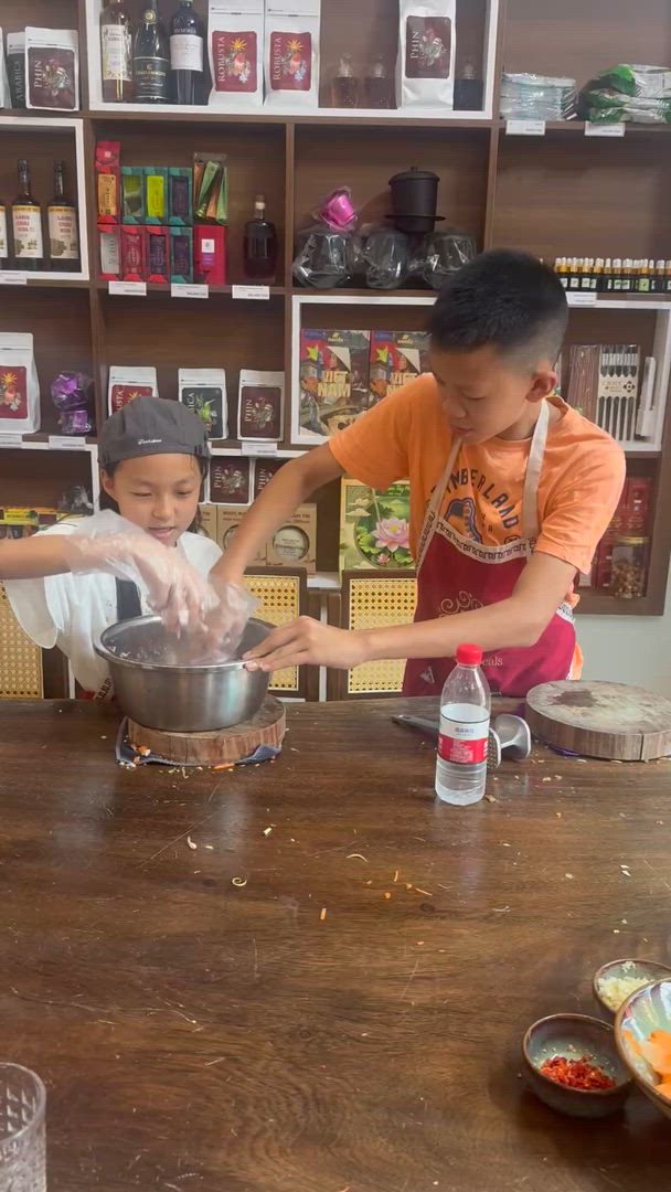 Vídeo de reseña del cliente sobre Clase de Cocina para Grupos Pequeños con Visita al Mercado: Recogida gratuita, libro de recetas, vino ilimitado y ¡mucho más!