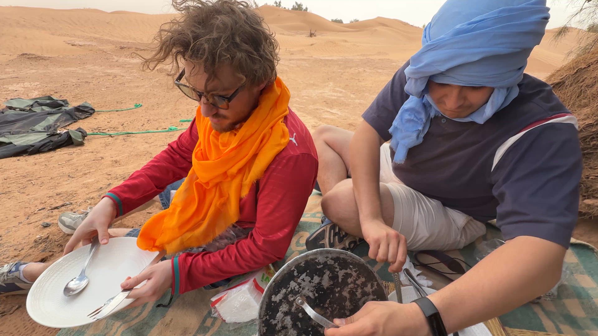 video met klantbeoordeling van 4 dagen woestijntocht en sahara kamperen