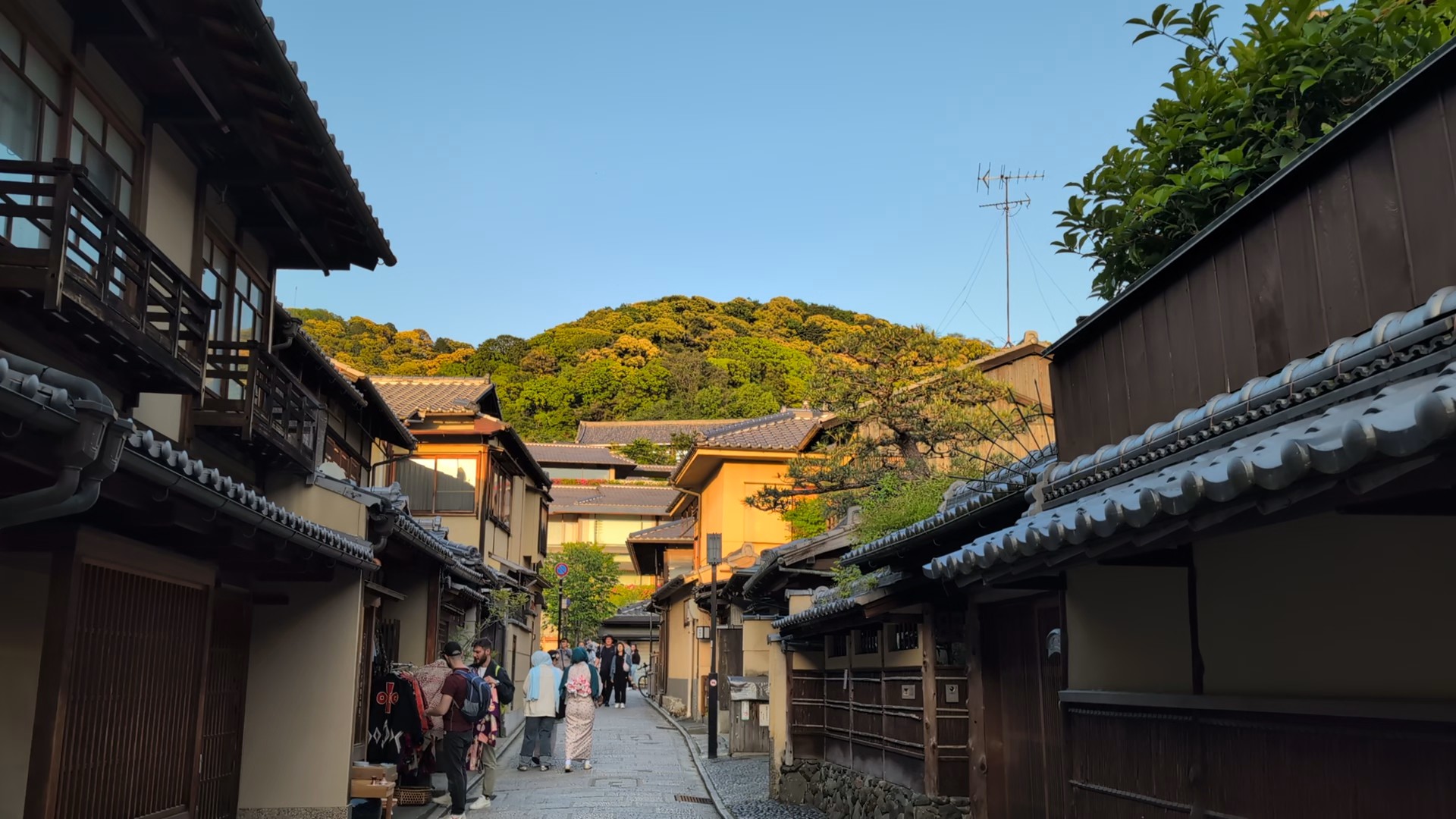 Trouvez votre circuit idéal en Asie. Nous avons 16720 aventures à vous proposer en Asie entre une journée et 105 jours. Le mois le plus apprécié pour s'y rendre est septembre, c'est-à-dire le mois qui compte le plus grand nombre de départs.