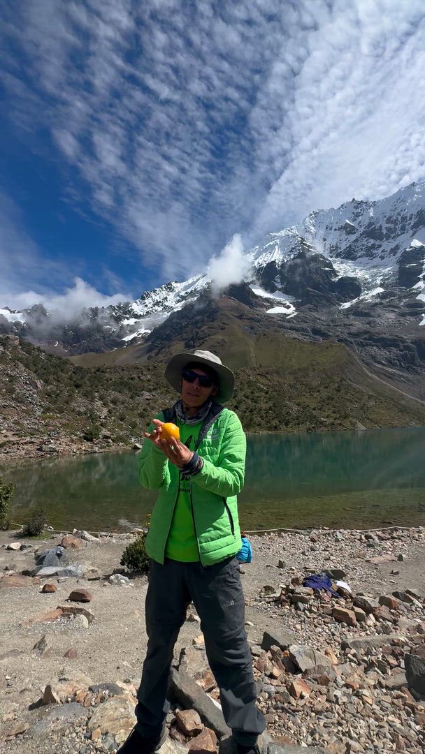 Treffen Sie Einheimische, die ihr Erbe mit einer ansteckenden Leidenschaft für Feste und gutes Essen feiern, entdecken Sie Geheimnisse vergangener Zeiten bei Machu Picchu und Teotihuacán oder bestaunen Sie die trockene Weite der Atacamawüste und der Uyuni Salztonebenen. Von den türkisfarbenen Gewässern von <a href="/de/d/playa-del-carmen-mexico">Playa del Carmen</a> bis hin zum Zugang zur Antarktis in Ushuaia, ein Abenteuer in Lateinamerika ist voller spannender Überraschungen, ob Sie die bunte Unterwasserwelt von Belize entdecken möchten, die weltberühmten <a href="/de/v/region-iguazu-wasserfalle">Iguazu Wasserfälle</a> besuchen oder karibische Köstlichkeiten in Cartagena probieren möchten.