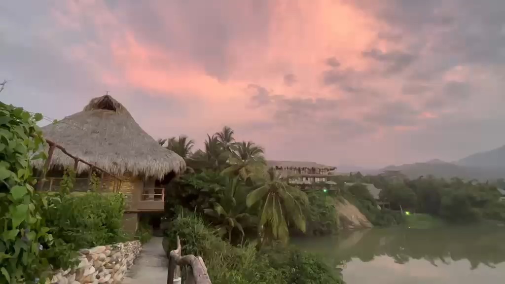 Van arepa's, koffie en muziek tot de meest indrukwekkende landschappen - de culturele rijkdom en de ongelooflijke biodiversiteit maken het kleurrijke Colombia een waar paradijs op aarde. Reis af naar het Tayrona National Park en verken de Ciudad Perdida, spot grijze dolfijnen tijdens het kajakken door de Amazone, neem een duik in de Caribische wateren bij Cartagena of verover de vele wandelpaden van de <a href="/nl/v/berg-andesgebergte">Andes</a> vanuit Bogotá. Combineer je rondreis door Colombia met <a href="/nl/d/peru">Peru</a> en <a href="/nl/d/venezuela">Venezuela</a> voor een <a href="/nl/b/zuid-amerika">Zuid-Amerikaans</a> avontuur als geen ander.