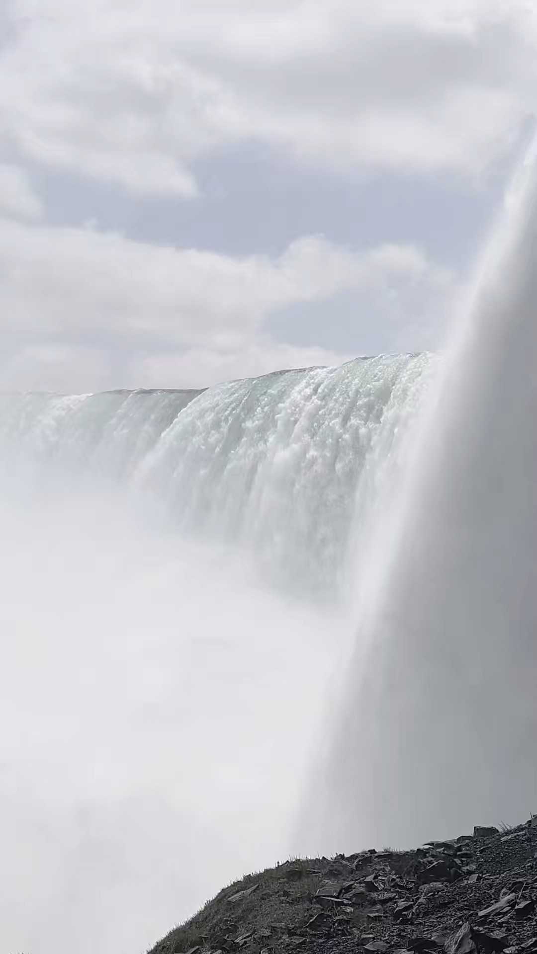 Canada heeft echt álles - van het dansende noorderlicht in Yukon en de vers besneeuwde pistes van Banff tot het franstalige Québec en het donderend geraas van de Niagara Falls. Ongeacht het seizoen zal Canada's ongerepte schoonheid je verbazen, van zonovergoten wandelpaden in de <a href="/nl/v/berg-canadese-rockies">Canadese Rockies</a> tot glinsterende gletsjers genesteld in de nationale parken van <a href="/nl/v/regio-alberta">Alberta</a>. Combineer je Canadese avontuur met Alaska voor een oceaancruise langs de <a href="/nl/v/regio-westkust-canada">westkust</a>, of plan je bezoek zo dat je optijd bent voor de Calgary Stampede!