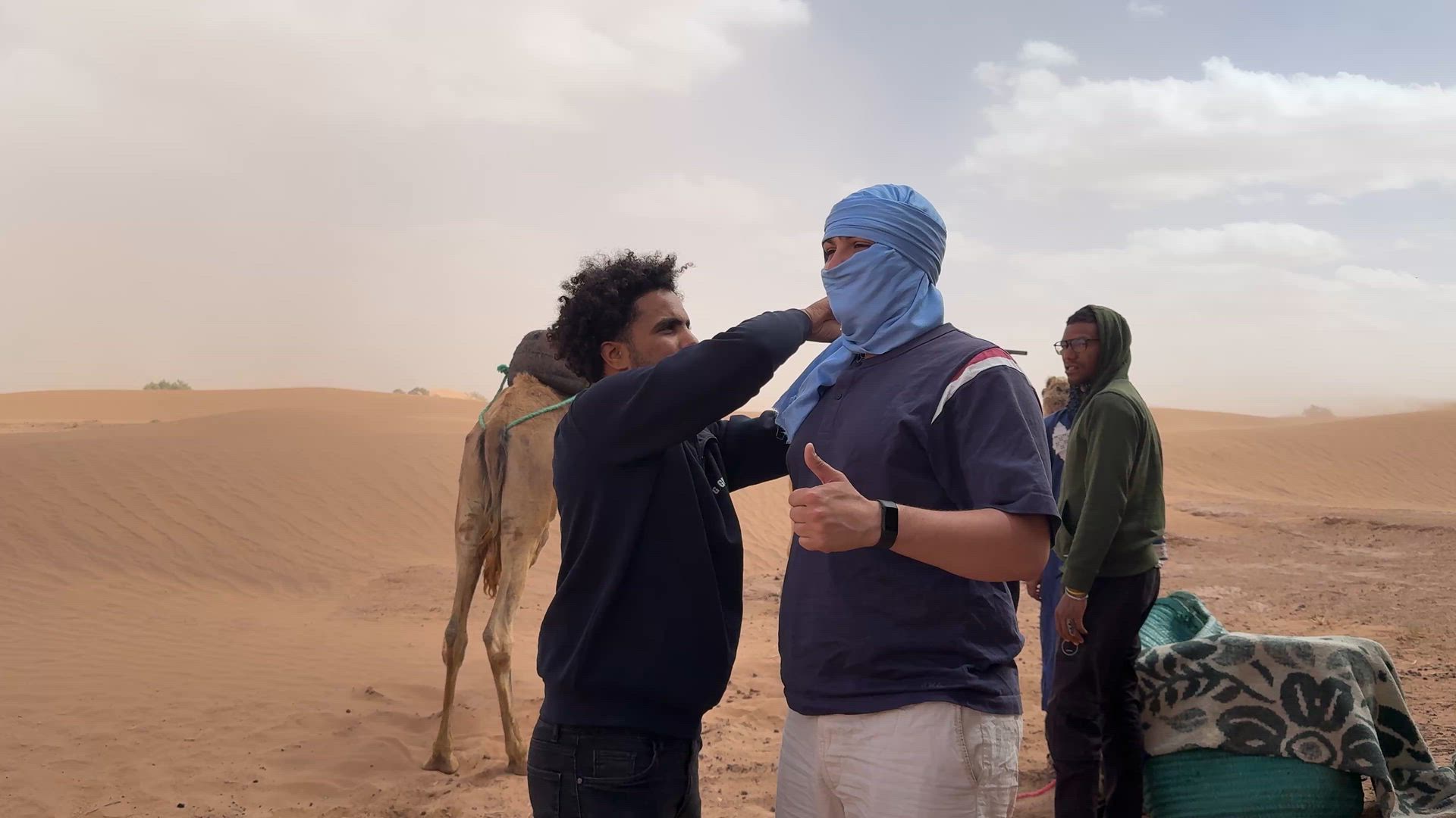 video met klantbeoordeling van 4 dagen woestijntocht en sahara kamperen
