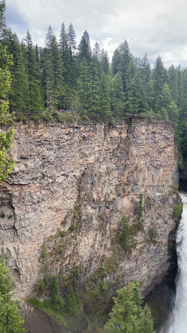 Canada heeft echt álles - van het dansende noorderlicht in Yukon en de vers besneeuwde pistes van Banff tot het franstalige Québec en het donderend geraas van de Niagara Falls. Ongeacht het seizoen zal Canada's ongerepte schoonheid je verbazen, van zonovergoten wandelpaden in de <a href="/nl/v/berg-canadese-rockies">Canadese Rockies</a> tot glinsterende gletsjers genesteld in de nationale parken van <a href="/nl/v/regio-alberta">Alberta</a>. Combineer je Canadese avontuur met Alaska voor een oceaancruise langs de <a href="/nl/v/regio-westkust-canada">westkust</a>, of plan je bezoek zo dat je optijd bent voor de Calgary Stampede!