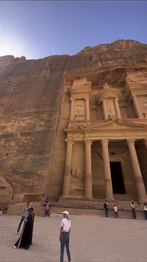 Ga op rondreis door het oude Jordanië en je zult de ongelooflijke ruïnes van de verloren stad Petra vinden, maak een reis naar Mt Nebo waar Mozes ’het beloofde land’ zou hebben gezien en bezoek <a href="/nl/v/regio-wadi-rum">Wadi Rum</a> waar je kunt overnachten met de bedoeïenen inwoners. Probeer te drijven in de beroemde Dode Zee of bezoek de kosmopolitische hoofdstad <a href="/nl/a/azie-rondreizen-amman">Amman</a>.