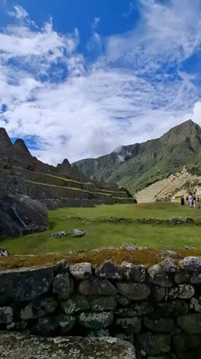Reisen Sie in ein Land voller Kultur und Geschichte und entdecken Sie <a href="/de/v/berg-machu-picchu">Machu Picchu</a>, die verlorene Stadt der Inka. Vom Wandern im Andenhochland bis hin zu einem Treffen mit Einheimischen auf den Inseln im Titicaca See, eine Rundreise durch Peru bietet eine Vielzahl an Aktivitäten für jeden Geschmack. Begeben Sie sich mit Schamanen auf ein Ayahuasca Abenteuer im <a href="/de/v/fluss-peru-amazonas">Amazonas</a>, reisen Sie nach Cusco, wandern Sie auf den bunten Rainbow Mountain in Vinicunca oder verbinden Sie Ihre Peru Rundreise mit einem Abstecher nach Ecuador, auf die <a href="/de/v/region-machu-picchu-galapagos">Galapagos Inseln</a>, für das perfekte Südamerika Abenteuer.