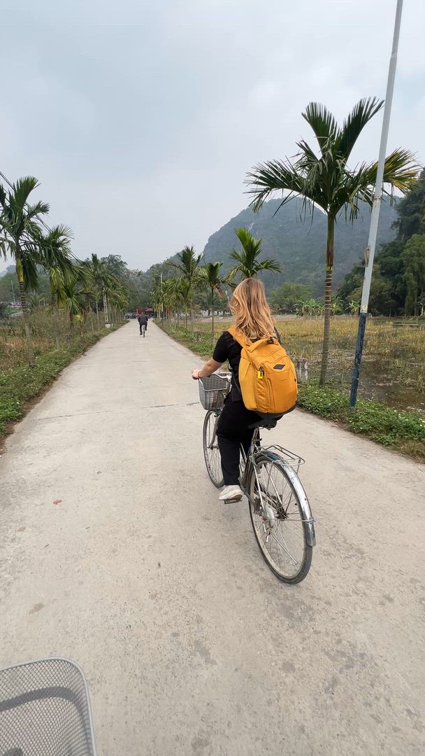 Vídeo de reseña del cliente sobre Aventura en Ninh Binh: Excursión de un día a Hoa Lu, Trang An y la Cueva Danzante