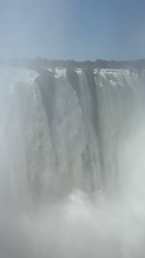 Vídeo de reseña del cliente sobre Delta y cataratas en dirección este: Árboles baobab y vistas al río