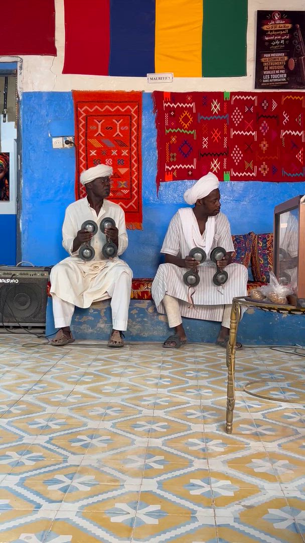 video met klantbeoordeling van 3-daagse woestijntocht in een kleine groep vanuit Marrakesh naar de Erg Chebbi-duinen in Merzouga, inclusief kamelentocht