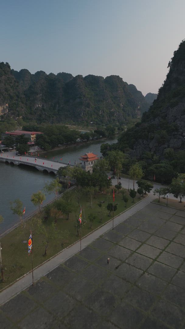 Vídeo de reseña del cliente sobre Aventura en Ninh Binh: Excursión de un día a Hoa Lu, Trang An y la Cueva Danzante