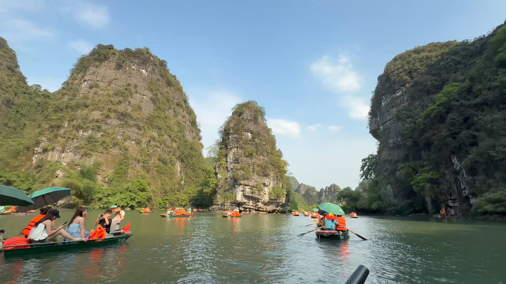 Aventure à Ninh Binh : Circuit d'une journée à Hoa Lu, Trang An et la grotte de la danse customer review video