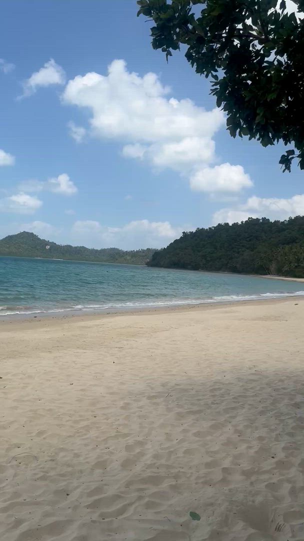 The Philippines is a paradise for nature lovers. Glide down the Puerto Princesa subterranean river and discover El Nido, where turquoise lagoons, limestone cliffs, and hidden beaches will charm you. Swim in he emerald pools beneath the Kawasan Falls in Cebu, visit the Chocolate Hills in Bohol, home to the wide-eyed tarsier, and discover Banaue’s terraced rice fields. An epic adventure awaits.