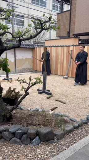 Bewundern Sie die <a href="/de/v/region-kirschblute-sakura">Kirschblüte</a> und den schneebedeckten Gipfel des Fuji, fahren mit dem legendären Hochgeschwindigkeitszug nach Osaka, genießen die Heilbäder in <a href="/de/v/inseln-hokkaido">Hokkaido</a> oder entdecken Tokio. Mit einer reichhaltigen Geschichte, vielseitigen Landschaften und köstlichen Delikatessen ist eine Rundreise durch Japan ein wahres Paradies für Kulturliebhaber. Wandern Sie entlang des Nakasendō Trail, schlafen in Ihrem eigenen Ryokan oder wandern mit einer Geisha durch Kyotos Tempel. Wie auch immer Sie reisen möchten, diese Japan Rundreisen bieten etwas für jeden.