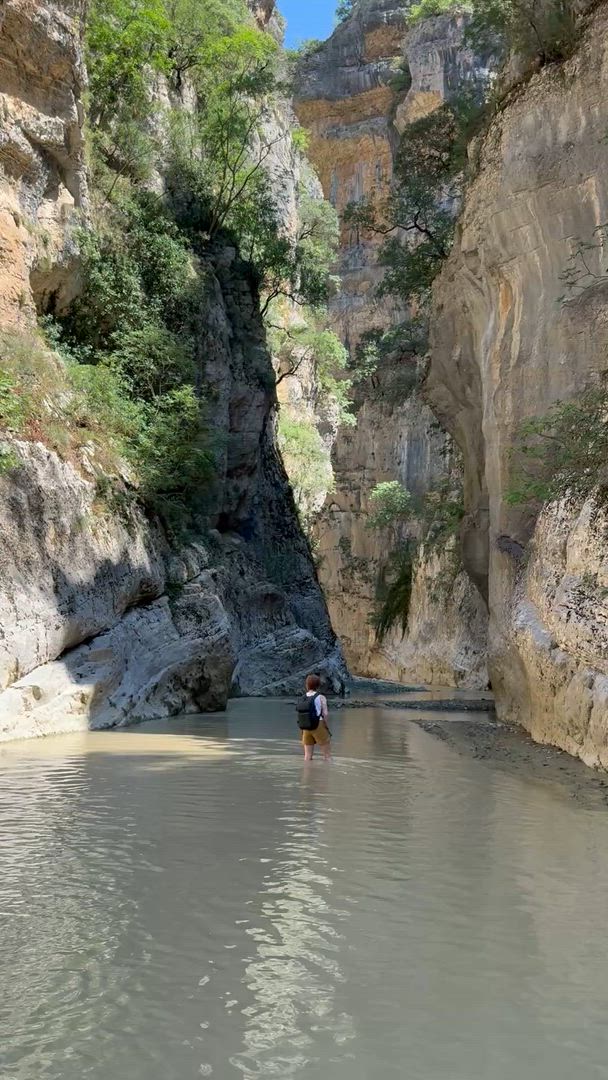 Trouvez votre circuit idéal dans la région Alpes albanaises. Nous avons 73 aventures à vous proposer dans la région Alpes albanaises. Le mois le plus apprécié pour s'y rendre est Septembre, c'est-à-dire le mois qui compte le plus grand nombre de départs.