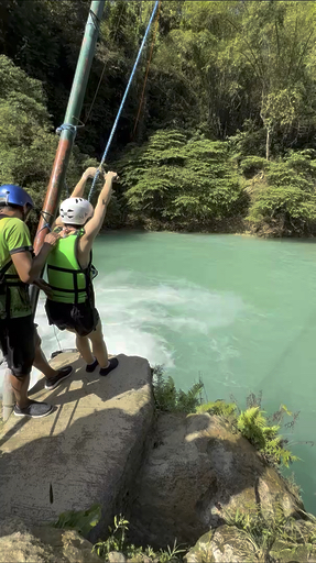 The Philippines is a paradise for nature lovers. Glide down the Puerto Princesa subterranean river and discover El Nido, where turquoise lagoons, limestone cliffs, and hidden beaches will charm you. Swim in he emerald pools beneath the Kawasan Falls in Cebu, visit the Chocolate Hills in Bohol, home to the wide-eyed tarsier, and discover Banaue’s terraced rice fields. An epic adventure awaits.