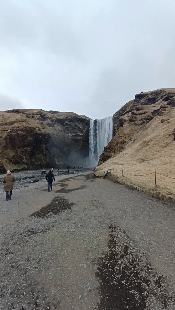 Voyage de 7 jours en petit groupe autour de l'Islande avec des hôtels de première classe customer review video