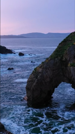 Vom berühmten Guiness Bier über abgelegene Schlösser, wie dem Blarney Castle, bis hin zur wilden <a href="/de/v/region-irland-wild-atlantic-way">Atlantik Küste</a> - ein Abenteuer in Irland ist einfach magisch. Besuchen Sie die charmante irische Metropole Dublin, bestaunen Sie eindrucksvolle Aussichten über die Cliffs of Moher oder den Killarney Nationalpark bei einer Wanderung. Reisen Sie zu den Inseln von Great Skellig oder lauschen Sie bei einem Besuch des Giant’s Causeway den Mythen und Legenden über die grüne Insel.