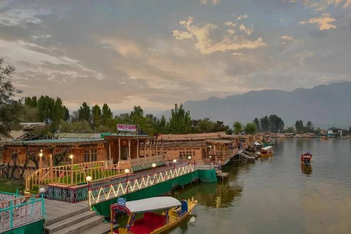 Deluxe Houseboat or similar - Srinagar
