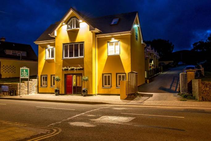 Situated on the waterfront, the purpose-built Dingle Marina Lodge boasts free Wi-Fi and free private parking. In the beautiful town of Dingle, the lodge is at the start of the Dingle Peninsula Drive.

The individually decorated rooms feature a TV, clock r