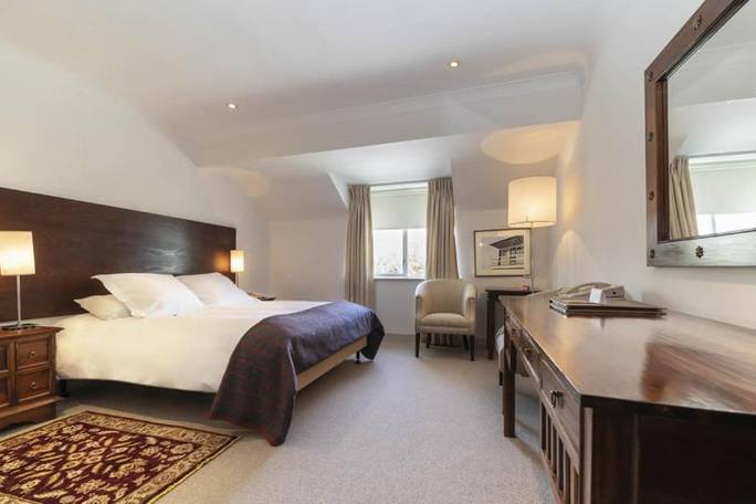 Blind Gate House in Kinsale offers family rooms with private bathrooms, carpeted floors, and soundproofing. Each room includes a TV, electric kettle, and wardrobe.
Guests can relax in the garden or on the terrace, enjoying free WiFi throughout the propert