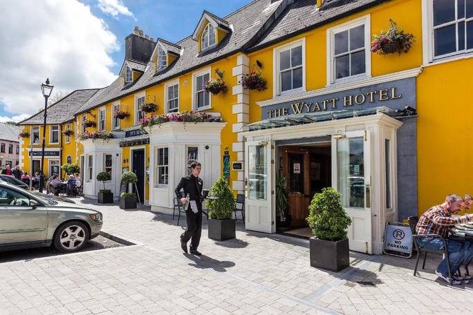Situated in the heart of Westport, this hotel on the famous Octagon offers lively entertainment each night and a fine location for enjoying the friendly town and County Mayo.