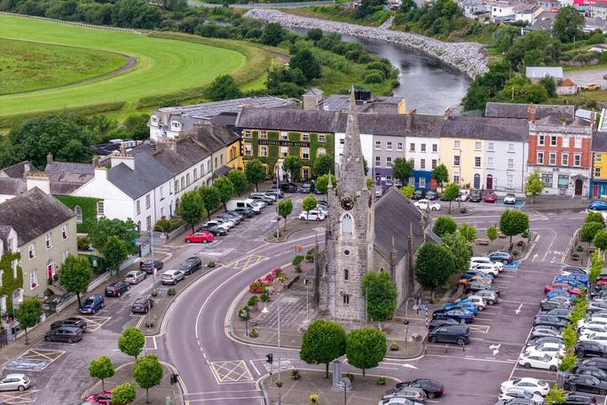 A landmark in the heart of Dingle for over 200 years, Dingle Benners Hotel combines historic charm with modern comfort and genuine Irish hospitality. Perfectly located just steps from the town's lively pubs, award winning restaurants and bustling harbour,