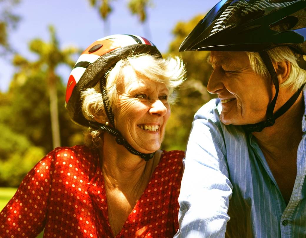 couple cycling together