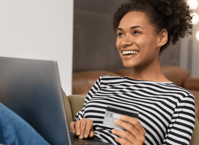 Vrouw met een masker op in de trein