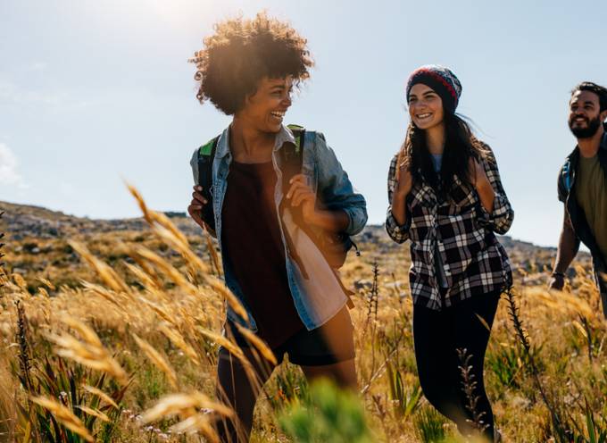 Groep vrienden op een wandeltocht