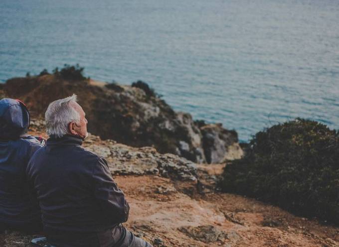 Ouder paar dat oceaanlandschap bewondert