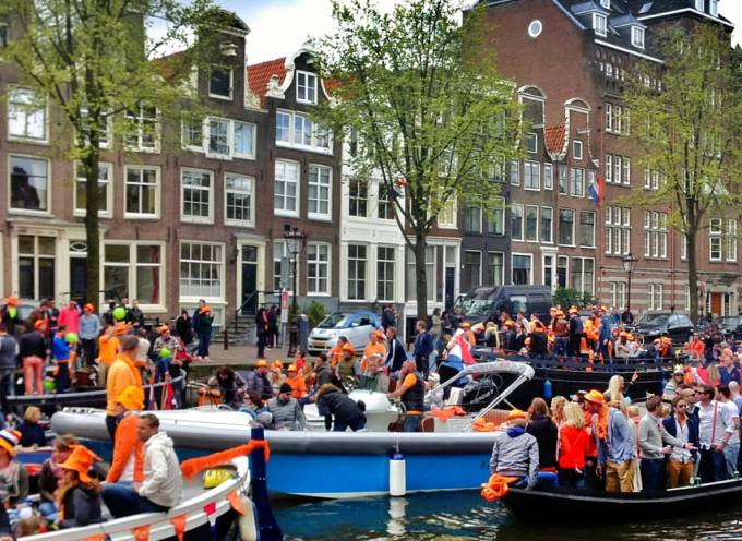 watch boats on the amsterdam canals