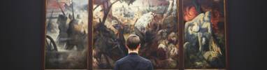 Ein Mann sieht sich ein Kunstwert in einer Galerie in Dresden, Deutschland, an