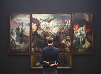 Een man bekijkt de ingewikkelde kunst in een galerie in Dresden, Duitsland