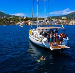 Photo d'un bateau naviguant sur les eaux calmes et bleues de la Méditerranée