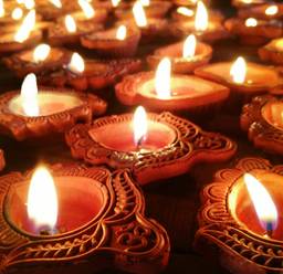 Gros plan sur des bougies chauffe-plat lors de la fête des lumières de Diwali