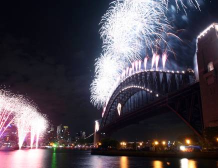 Des feux d'artifice colorés illuminant le ciel nocturne lors de la célébration du Nouvel An