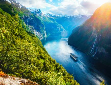 Un bateau de croisière naviguant dans les magnifiques fjords norvégiens