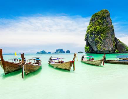 Les promenades en bateau longtail des îles Phi Phi près de Phuket en Thaïlande