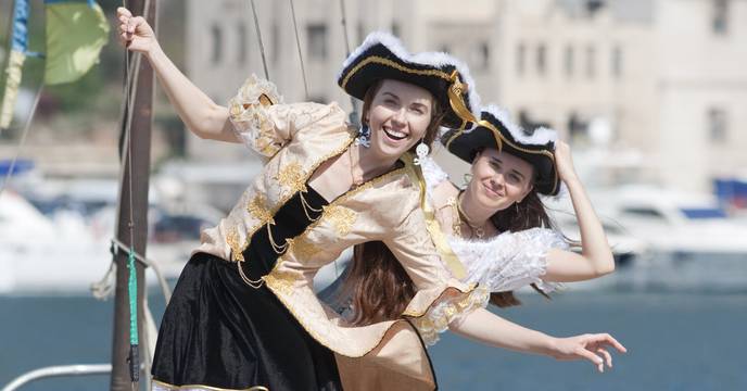 Twee meiden verkleed als piraten op een piratenfeest-zeiltocht