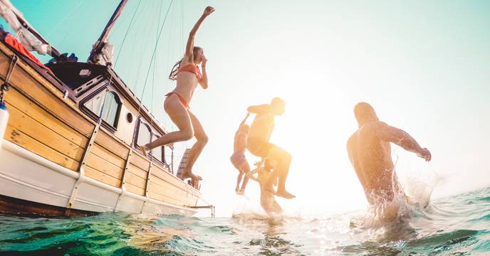 Een groep vrienden spettert in het Aegeïsche water aan de Turkse kust