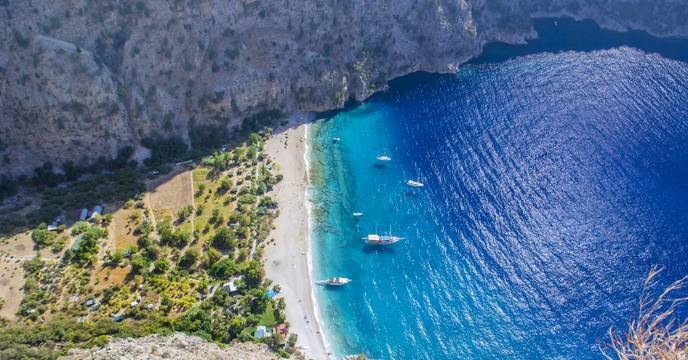 Luchtfoto van de prachtige inham van de Botervallei aan de Turkse kust