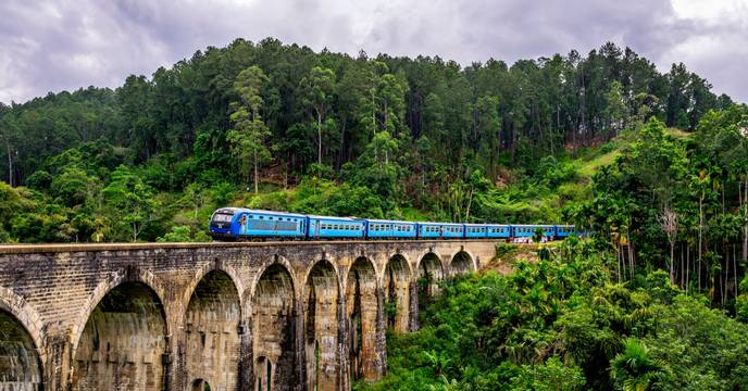 train on nine arches bridge in sri lanka