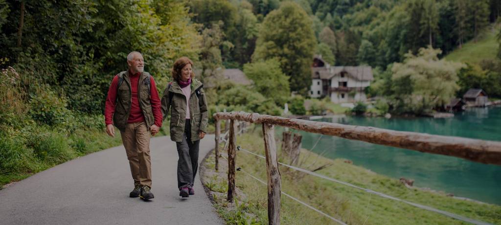 Älteres Ehepaar beim Wandern in den Bergen