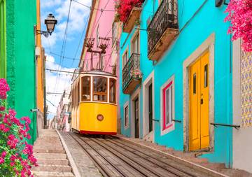 Tramway traversant des rues colorées à Lisbonne, au Portugal.