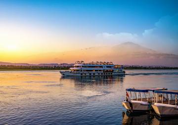 Bateau de croisière fluviale sur le Danube avec vue sur le château de Bratislava.